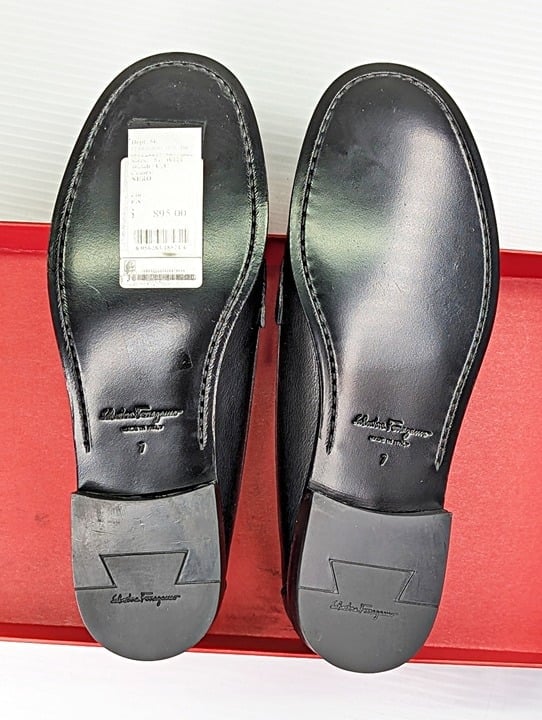Ferragamo Women's Ofelia Black Calf Leather Loafers Size 7 C (MSRP $895)