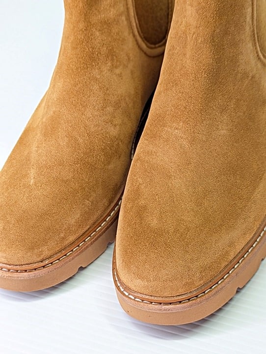 Vince Women's Rue Tan Suede Chelsea Lug Boots Size 9 M (MSRP $395)