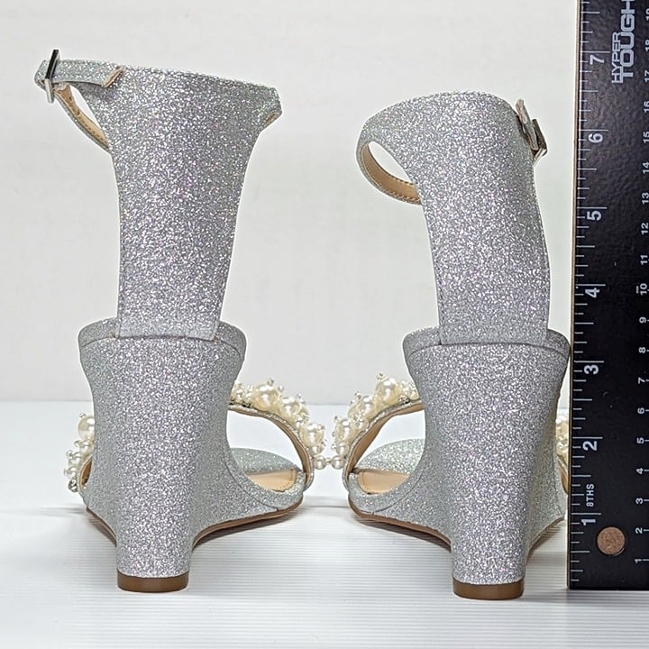 Jewel Badgley Mischka Laurence Women's Silver Wedge Heel Size 8 M (MSRP $119)