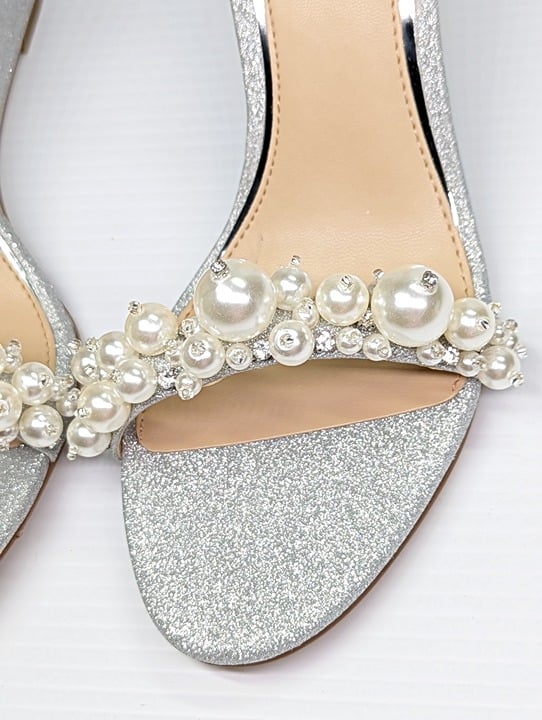 Jewel Badgley Mischka Laurence Women's Silver Wedge Heel Size 8 M (MSRP $119)