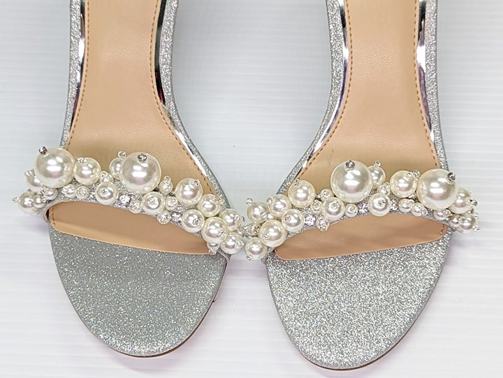 Jewel Badgley Mischka Laurence Women's Silver Wedge Heel Size 8 M (MSRP $119)