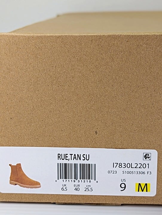 Vince Women's Rue Tan Suede Chelsea Lug Boots Size 9 M (MSRP $395)