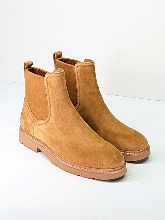 Vince Women's Rue Tan Suede Chelsea Lug Boots Size 6.5 M (MSRP $395)