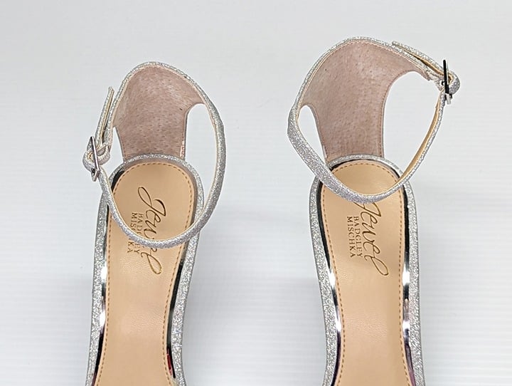 Jewel Badgley Mischka Laurence Women's Silver Wedge Heel Size 8 M (MSRP $119)