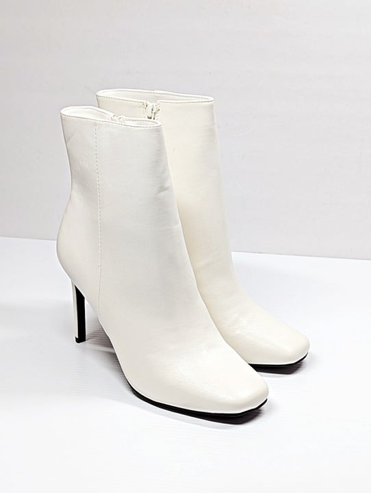 Journee Collection Women's Silvy Heel Bootie White Size 10 (MSRP $100)