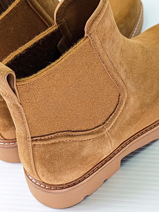 Vince Women's Rue Tan Suede Chelsea Lug Boots Size 6.5 M (MSRP $395)