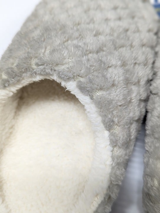 Isotoner Women's Popcorn-Textured Faux Fur Slippers Grey Size M (7-8) MSRP $30