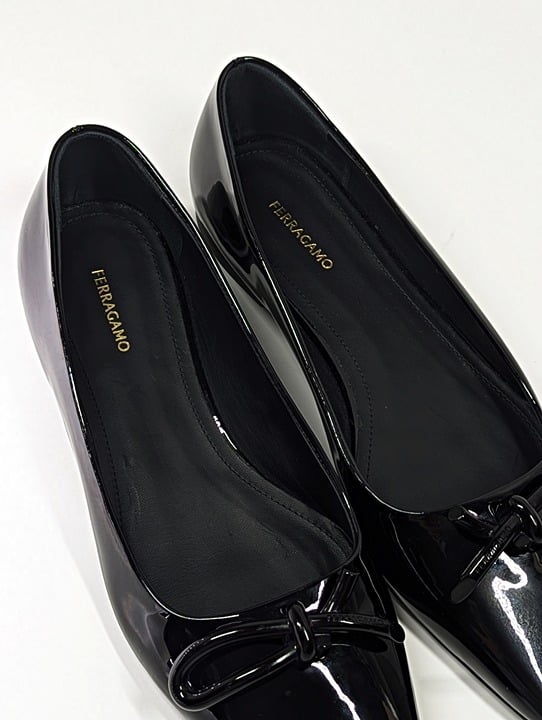 Ferragamo Women's Annie Patent Knot Ballerina Flats Black Size 7 C (MSRP $850)