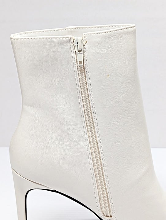 Journee Collection Women's Silvy Heel Bootie White Size 10 (MSRP $100)