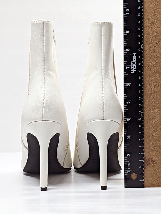 Journee Collection Women's Silvy Heel Bootie White Size 10 (MSRP $100)
