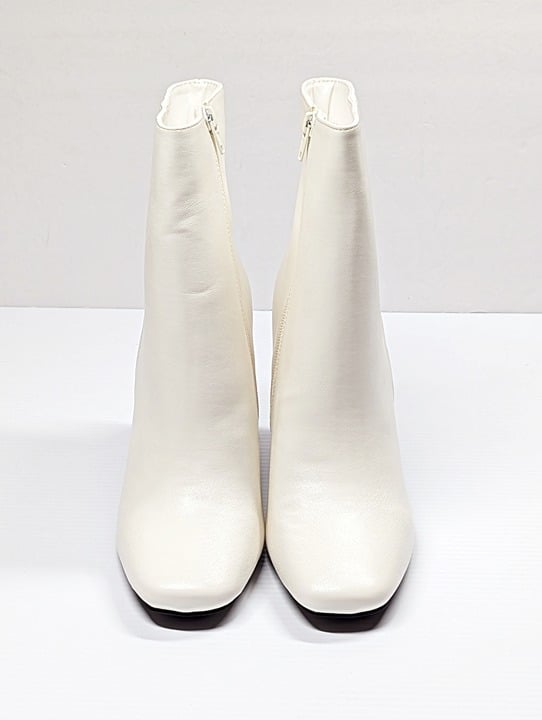 Journee Collection Women's Silvy Heel Bootie White Size 10 (MSRP $100)
