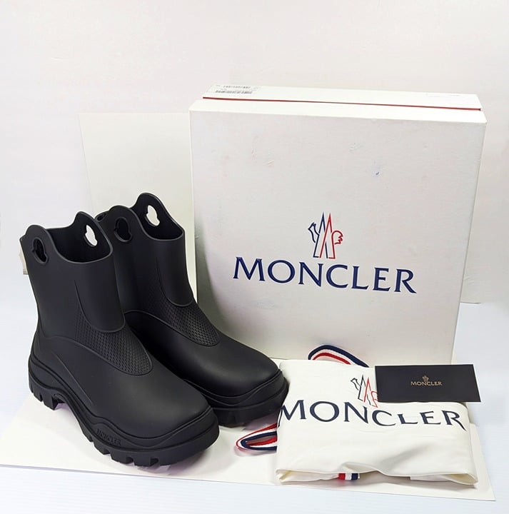 Moncler Women's Misty Black Round Toe Embossed Logo Rain Boots Size 41 MSRP $555