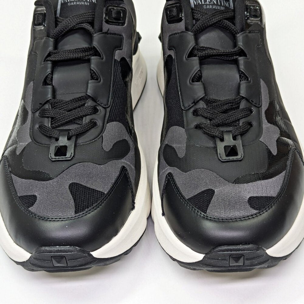 Valentino Garavani Men's True Act Low Top Canvas Sneakers Size 42.5 (MSRP $980)