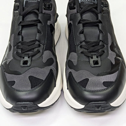 Valentino Garavani Men's True Act Low Top Canvas Sneakers Size 42.5 (MSRP $980)