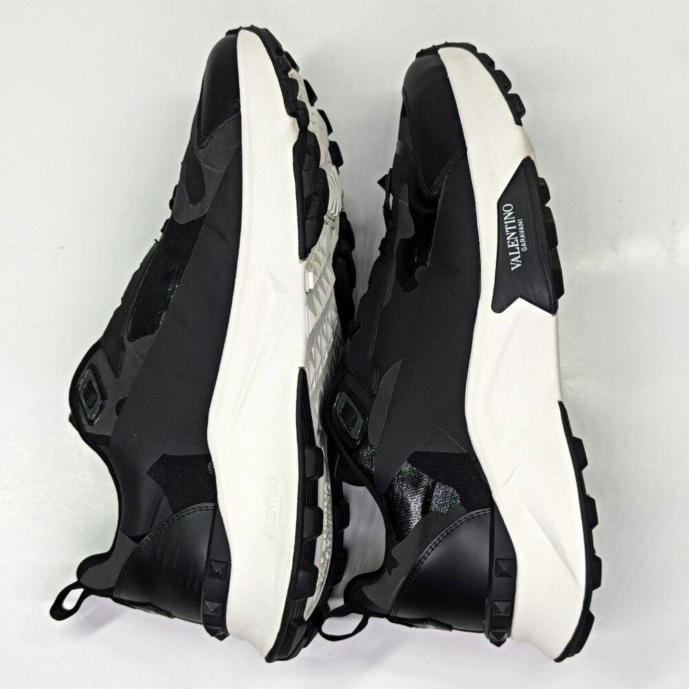 Valentino Garavani Men's True Act Low Top Canvas Sneakers Size 42.5 (MSRP $980)