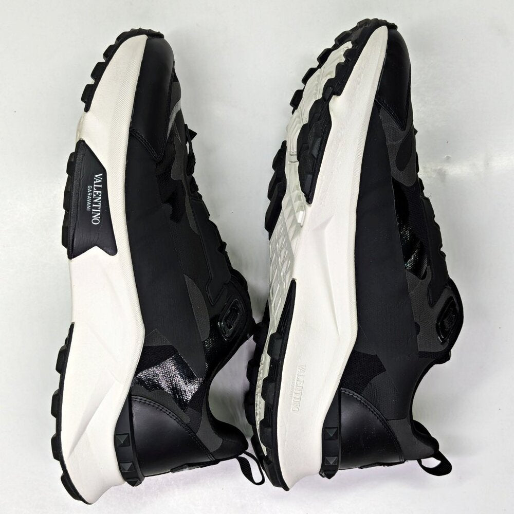 Valentino Garavani Men's True Act Low Top Canvas Sneakers Size 42.5 (MSRP $980)