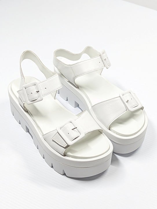 Kendall + Kylie Women's White Treaded Wave Leather Sandals Size 7 M (MSRP $125)