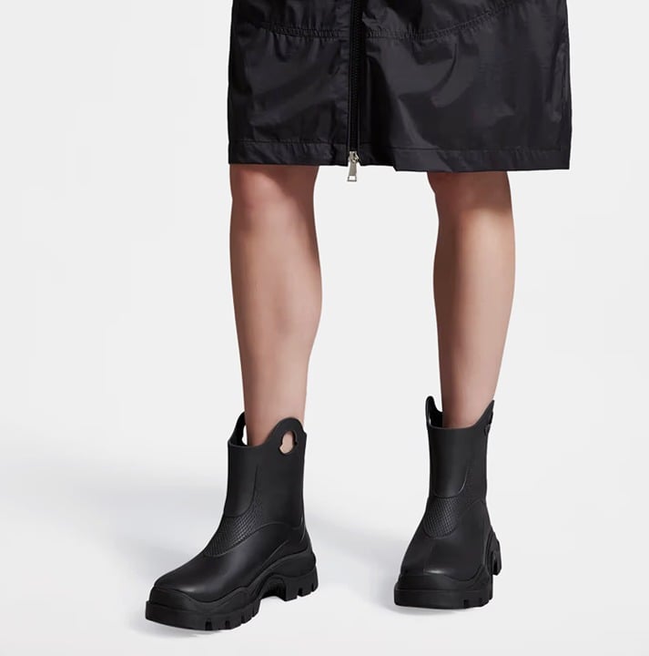 Moncler Women's Misty Black Round Toe Embossed Logo Rain Boots Size 41 MSRP $555