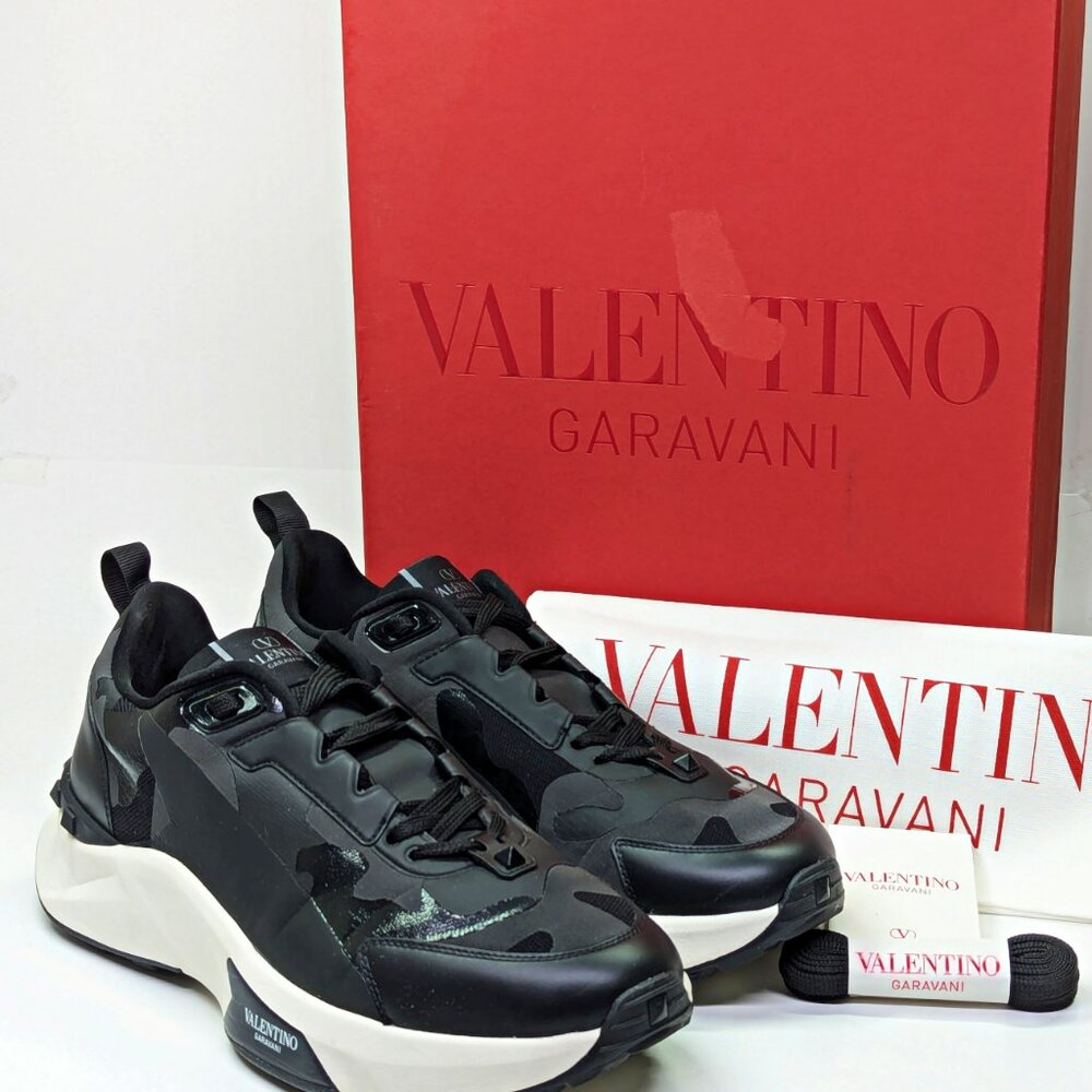 Valentino Garavani Men's True Act Low Top Canvas Sneakers Size 42.5 (MSRP $980)