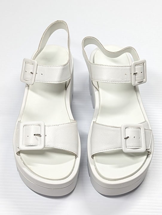 Kendall + Kylie Women's White Treaded Wave Leather Sandals Size 7 M (MSRP $125)